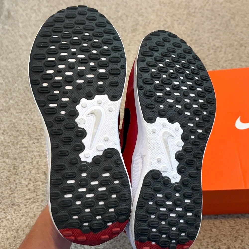 Nike Revolution 7 Sneaker in Red/Black, 4